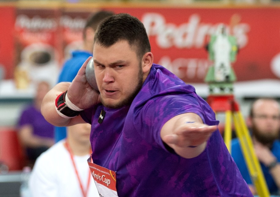 Konrad Bukowiecki podczas konkursu pchnięcia kulą na halowym mityngu lekkoatletycznym Pedro's Cup w Łodzi /Grzegorz Michałowski /PAP