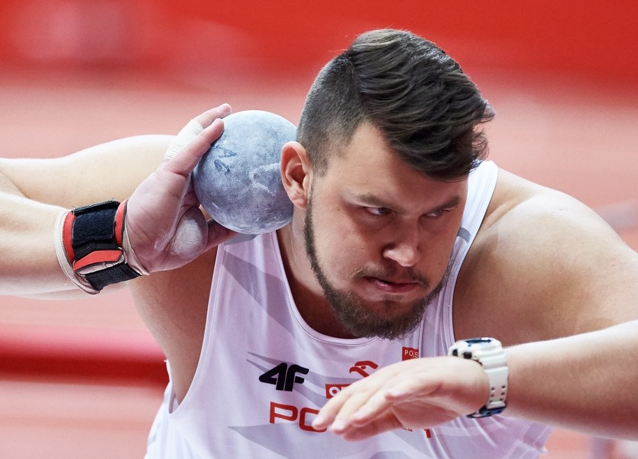 Konrad Bukowiecki w finale pchnięcia kulą podczas HME w Belgradzie /Adam Warżawa /PAP