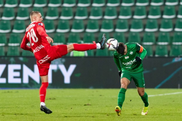 Konrad Gruszkowski (Wisła Kraków) i Jakub Kiełb (Warta Poznań) /	Jakub Kaczmarczyk   /PAP