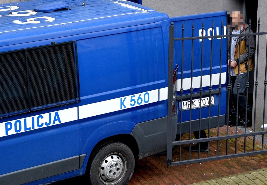 Konrad K., nożownik ze Stalowej Woli, po przesłuchaniu w Prokuraturze Rejonowej w Stalowej Woli (zdjęcie z 2017 r.) /Darek Delmanowicz /PAP