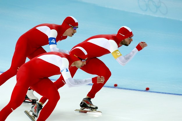 Konrad Niedźwiedzki (po prawej), Jan Szymanski (na ostatnim planie) i Zbigniew Bródka (na pierwszym planie) w Soczi /HANNIBAL HANSCHKE /PAP/EPA