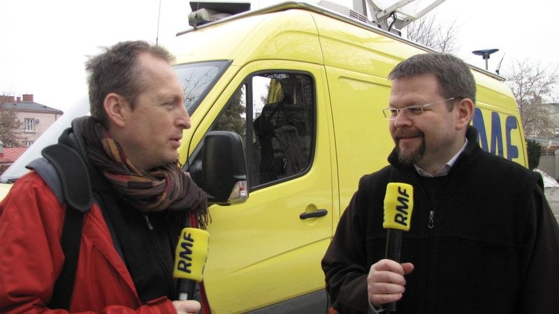 Konrad Piasecki rozmawia z ojcem Arkadiuszem Smagaczem /Józef Polewka /RMF FM