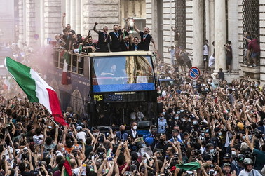 Konsekwencje świętowania wygranej w Euro 2020. Duży wzrost zakażeń w Rzymie