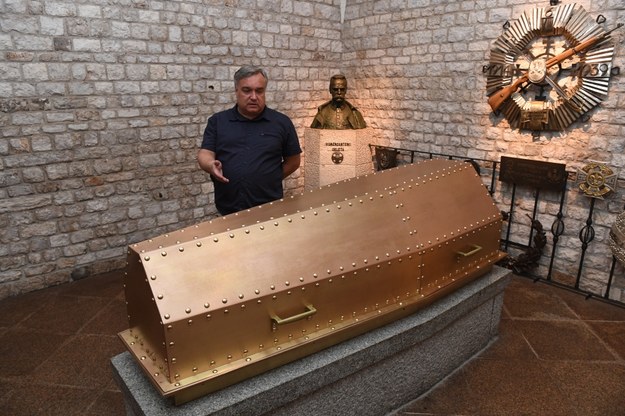 Konserwator Tomasz Trzos przy sarkofagu /	Jacek Bednarczyk   /PAP