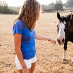 Końskie lizawki jak cukierki? Polskie influencerki jedzą je przed kamerą