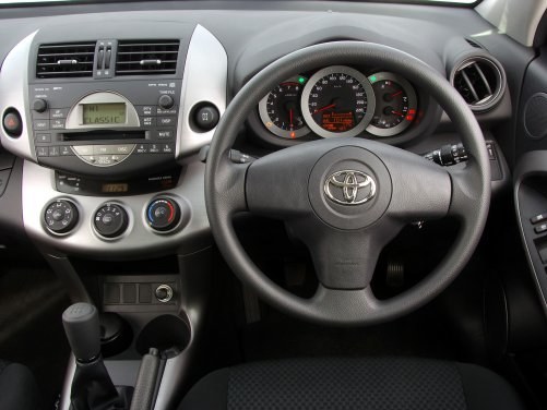 Konsola środkowa w bardziej „realistycznej” wersji, częściej spotykanej na rynku. /Toyota