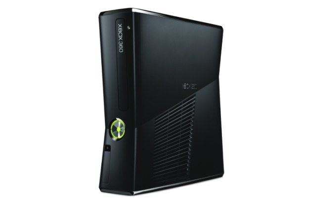 Konsola Xbox 360 250GB S jest mniejsza od swojego poprzednika i wygląda znacznie lepiej /materiały prasowe