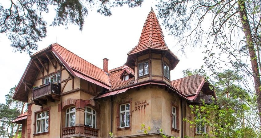 Констанцін-Єзьорна - це не просто курорт для відновлення сил, це місто, яке пропонує вам подорож у часі. Тут багато старовинних віл /Domena publiczna