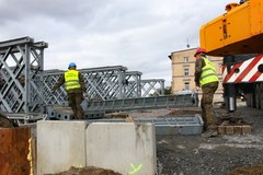 Konstrukcja mostu nad rzeką w Głuchołazach