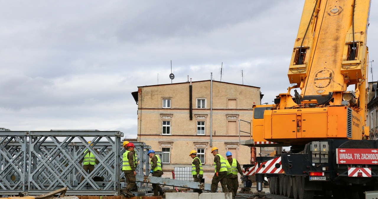 Konstrukcja mostu nad rzeką w Głuchołazach