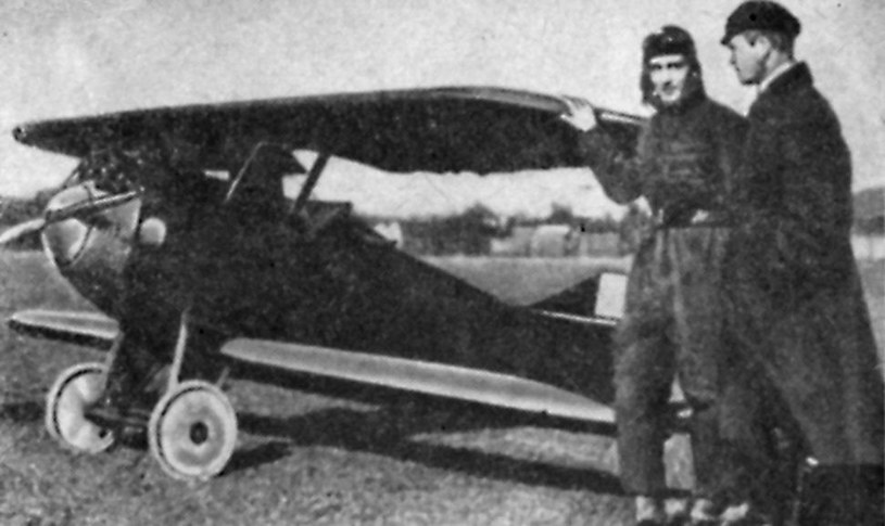 Konstruktor wraz z oblatywaczem na lotnisku mokotowskim /Pilot nr 4-5/1925 /domena publiczna