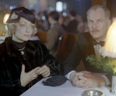 Konstruując intrygę, Machulski celowo nie silił się na oryginalność. Wytropione przez koneserów X Muzy nawiązania do "Żądła", "Rozmowy", "Rififi" i innych klasyków światowego kina to zabieg celowy i dokładnie przemyślany. W ten sposób "Vabank" do swoich licznych walorów dołącza jeszcze jeden: inteligentną grę z konwencją, w której jest zrealizowany - kryminalnej komedii retro - czytamy w opisie filmu na stronach Internetowej Bazy Filmu Polskiego.