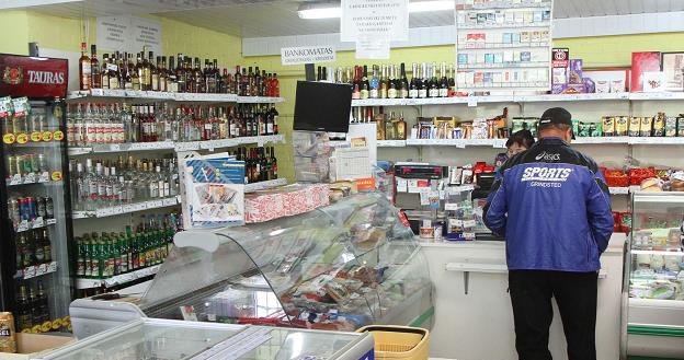 Konsumenci mieli rzetelną informację o składzie napojów alkoholowych /AFP