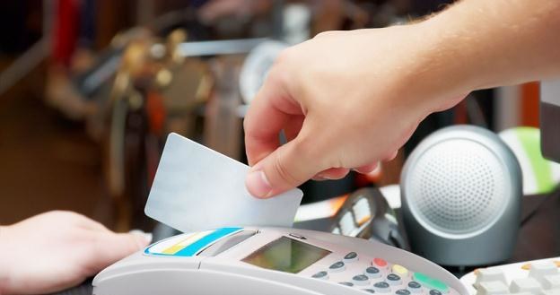 Konsumenci przestaną ponosić zawyżone koszty przy transakcjach kartami bankowymi? /&copy; Panthermedia