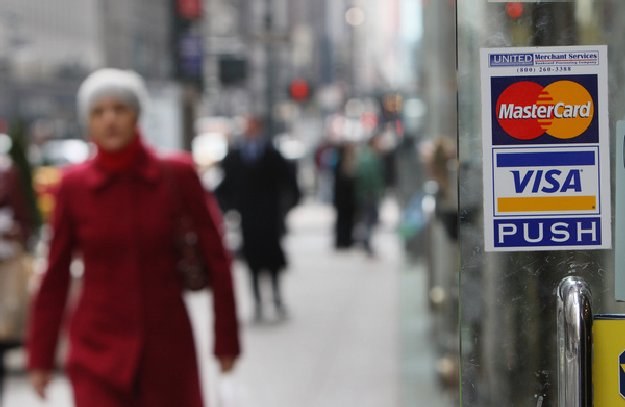 Konta dla młodzieży czy seniorów, karty dla kobiet - oferta dedykowana banków jest coraz szersza /AFP