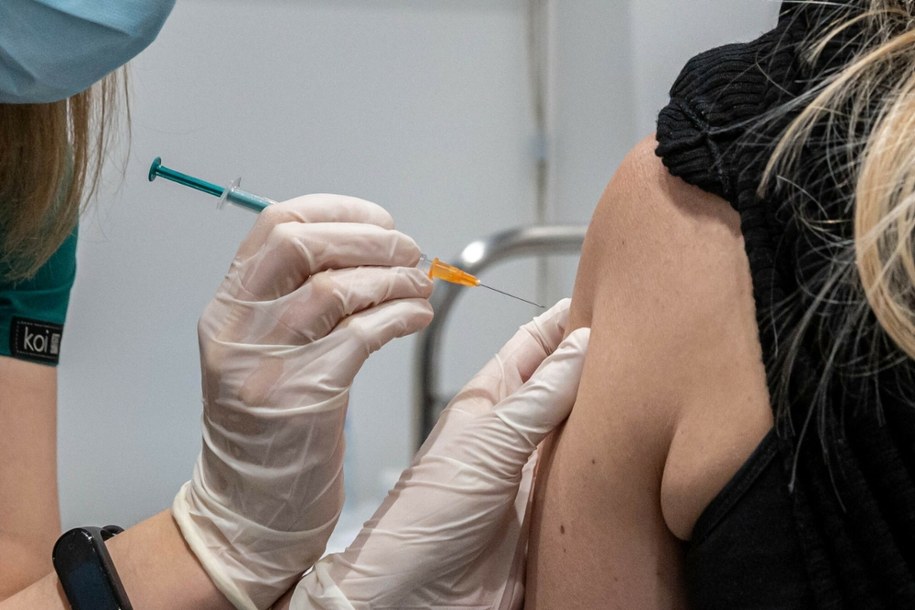 Kontakt igły z krwią niesie ryzyko przenoszenia chorób zakaźnych /Piotr Hukalo /East News