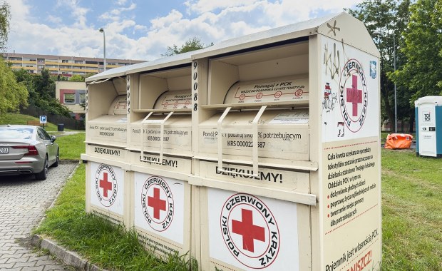 Kontenery PCK na odzież używaną znikają z ulic. Co dalej z pomocą?