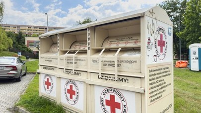 Kontenery PCK na odzież używaną znikają z ulic. Co dalej z pomocą?