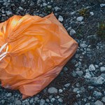 Kontenery pękają w szwach, aż się wylewa. Będą nowe, pomarańczowe worki