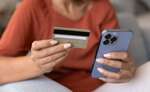 Konto zmarłego męża potraktowała, jak własne. Wydało się przez raty