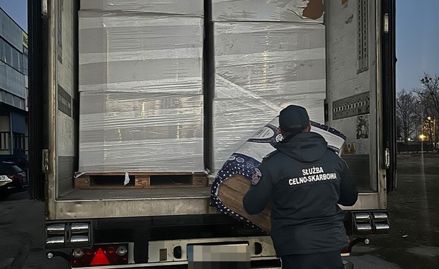 Kontrabanda w ciężarówce z watą szklaną. Udana akcja na parkingu