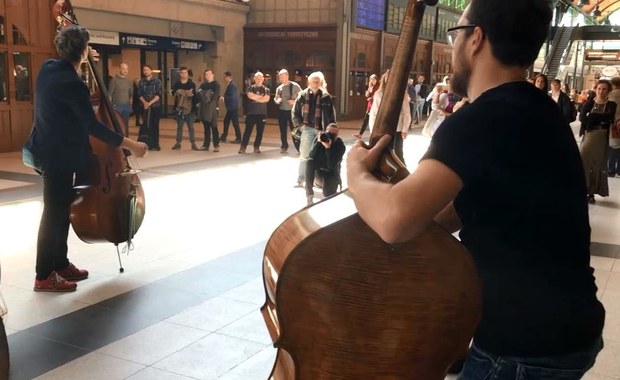 Kontrabasy i gitary na dworcu. Wyjątkowy koncert we Wrocławiu