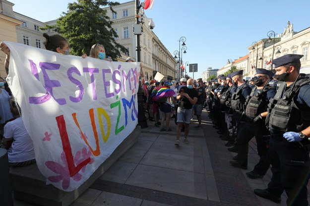 Kontrmanifestacja środowisk LGBT wobec wiecu Młodzieży Wszechpolskiej pod hasłem "Stop agresji LGBT" /Paweł Supernak /PAP