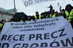 Kontrmanifestacja w smoleńską miesięcznicę: "Ręce precz od grobów"