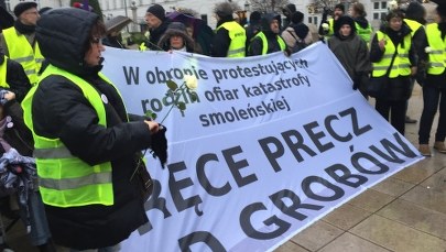 Kontrmanifestacja w smoleńską miesięcznicę: "Ręce precz od grobów"