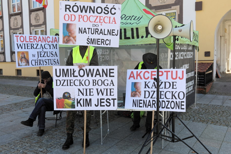 Kontrmanifestanci podczas II Marszu Równości w Białymstoku / 	Artur Reszko    /PAP