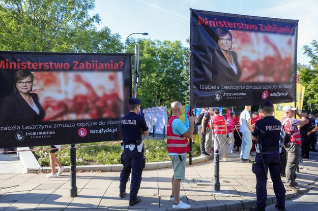 Kontrmanifestanci podczas protestu "Aborcja! Tak!" przed Sejmem w Warszawie /Rafał Guz /PAP