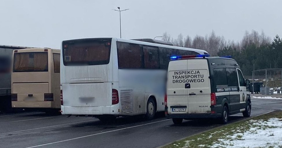 Kontrola inspektorów wykazała szereg usterek autokaru. Co gorsza, pojazd zaledwie dzień wcześniej przeszedł przegląd. /Główny Inspektorat Transportu Drogowego /