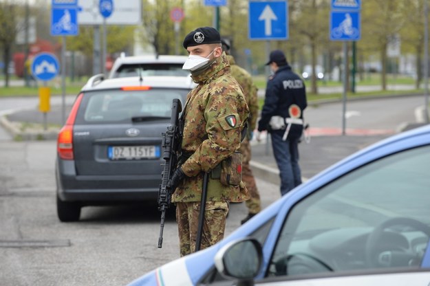 Kontrola kierowców w miejscowości Sesto San Giovanni /SERGIO PONTORIERO /PAP/EPA