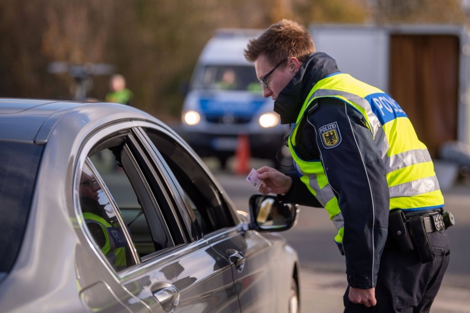 Kontrola na granicy z Niemcami na zdjęciu ilustracyjnym /Lino Mirgeler /PAP/DPA