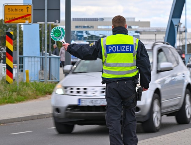Kontrola na niemiecko-polskim przejściu granicznym we Frankfurcie nad Odrą /PATRICK PLEUL  /PAP/DPA