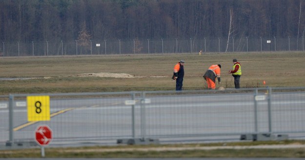 Kontrola pasa startowego lotniska w Modlinie /Bartłomiej Zborowski /PAP