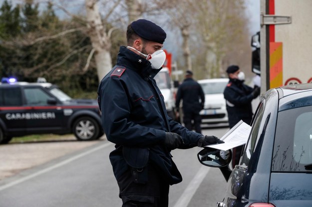 Kontrola podróżujących samochodami we włoskiej miejscowości Fondi /GIUSEPPE LAMI /PAP/EPA