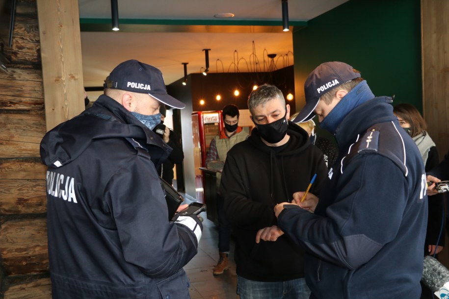 Kontrola policji i sanepidu w kawiarni /Józef Polewka /RMF FM