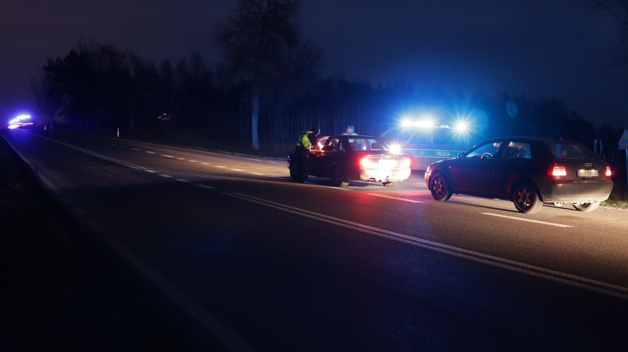 Kontrola policji przed wjazdem na teren objęty stanem wyjątkowym /Piotr Szydłowski /RMF FM