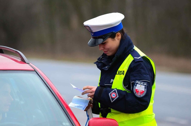 Kontrola policyjna może zakończyć się odebraniem dowodu rejestracyjnego /Paweł Skraba/REPORTER /East News