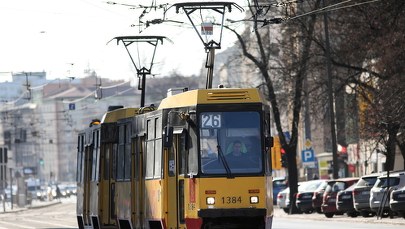 Kontrola przepełnionych autobusów i tramwajów? Jak to wygląda w praktyce