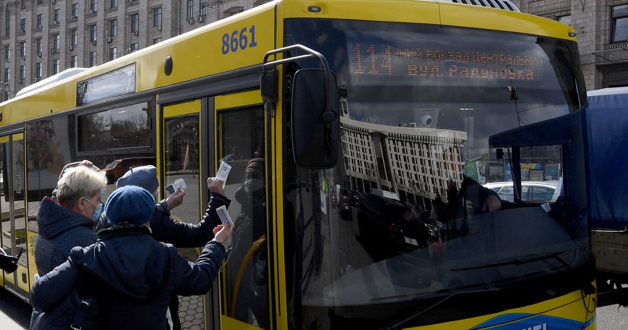 Kontrola przepustek przez kierowcę autobusu w Kijowie /AFP
