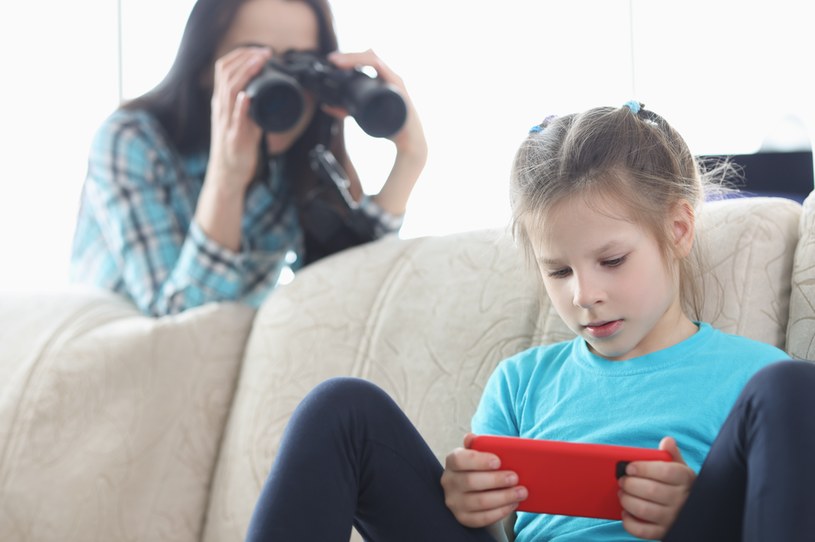 Kontrola rodzicielska na telefonie dziecka nie tylko chroni, ale pozwala na bieżąco monitorować co nasza pociecha robi w sieci. /123RF/PICSEL