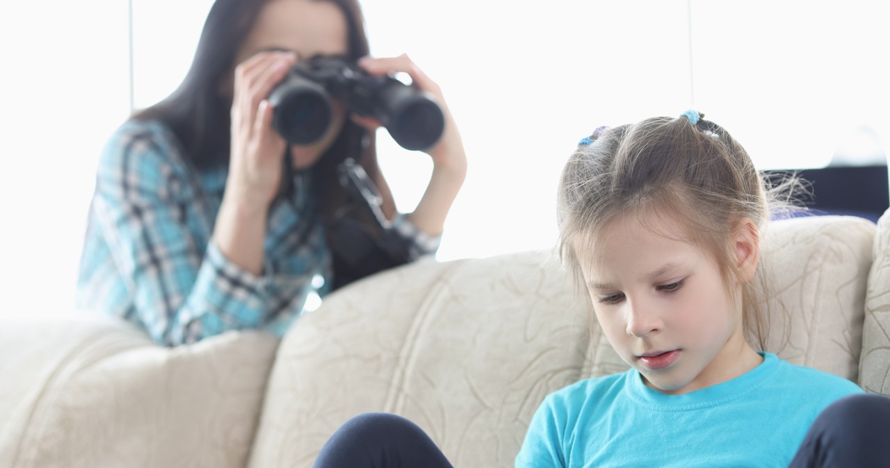 Kontrola rodzicielska na telefonie dziecka nie tylko chroni, ale pozwala na bieżąco monitorować co nasza pociecha robi w sieci. /123RF/PICSEL