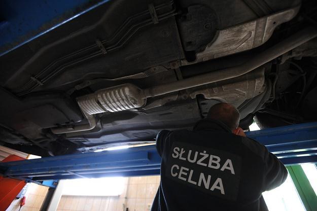 Kontrola samochodu przez urzędników celnych / Fot: Wojciech Stróżyk /Reporter