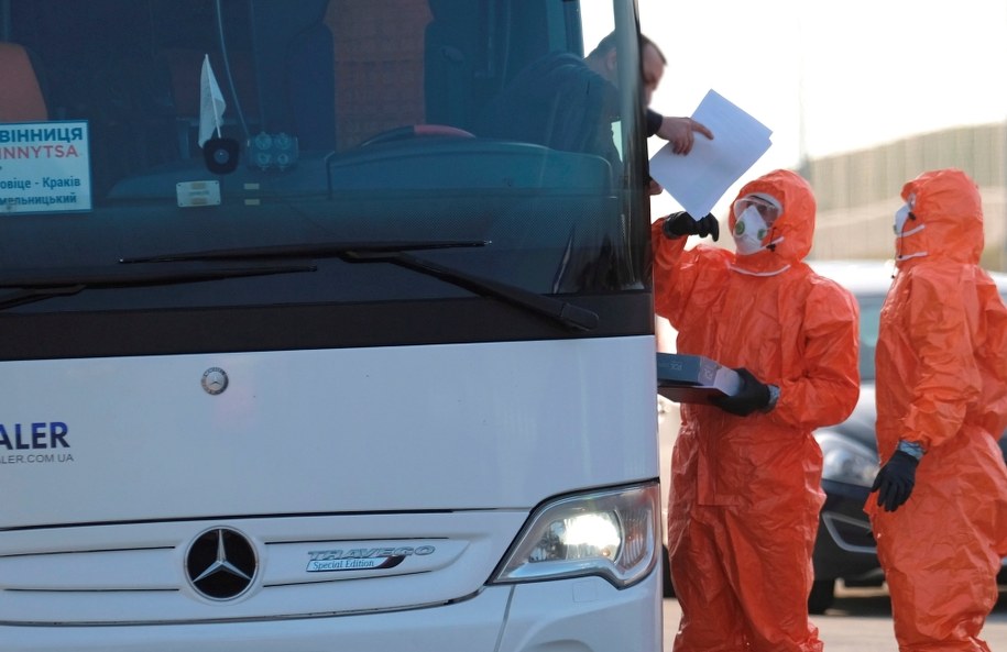 Kontrola sanitarna pasażerów autobusów wjeżdzających do Polski / 	Andrzej Grygiel    /PAP