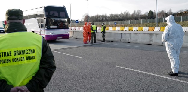 Kontrola sanitarna pasażerów autobusów wjeżdżających do Polski, dokonywana 9 bm. na granicy z Czechami w Gorzyczkach /Andrzej  Grygiel /PAP