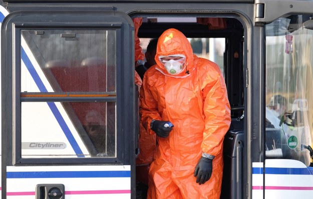 Kontrola sanitarna pasażerów autobusów wjeżdżających do Polski / 	Andrzej Grygiel    /PAP