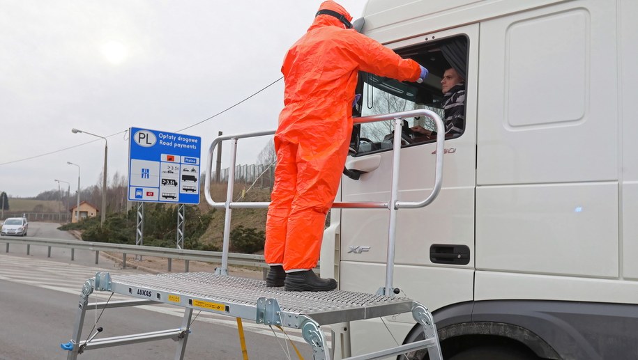 Kontrola sanitarna w Budziskach / 	Artur Reszko    /PAP