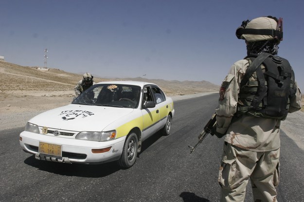 Kontrole na drogach po ataku na bazę Ghazni /Naweed Haqjoo /PAP/EPA